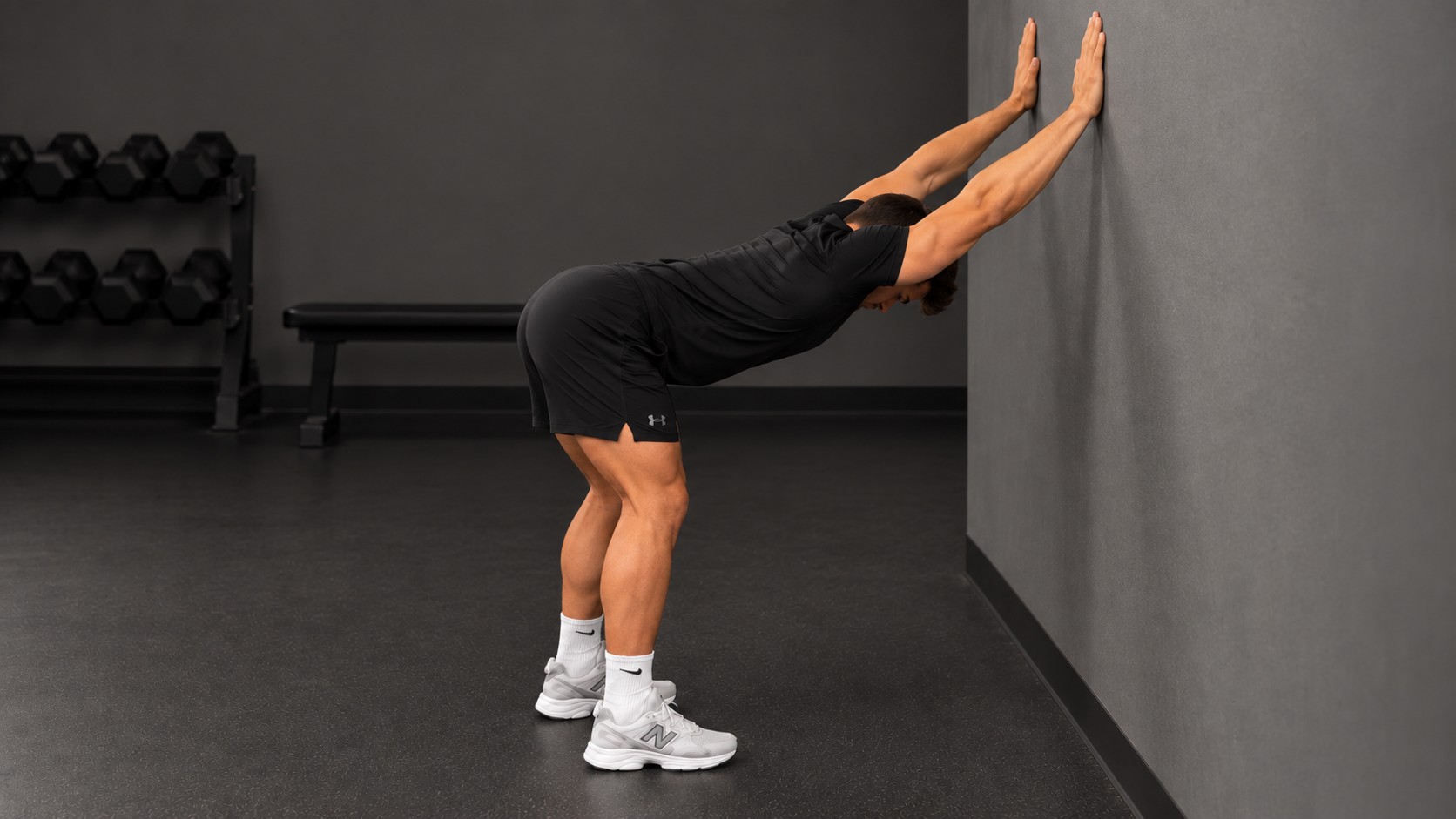 Alongamento do grande dorsal na parede — demonstração do exercício